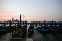 Gondoles à Venise. © Philip Plisson / Plisson La Trinité / AA11572 - Nos reportages photos - Crépuscule