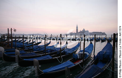 Gondoles à Venise. - © Philip Plisson / Plisson La Trinité / AA11574 - Nos reportages photos - Gondole