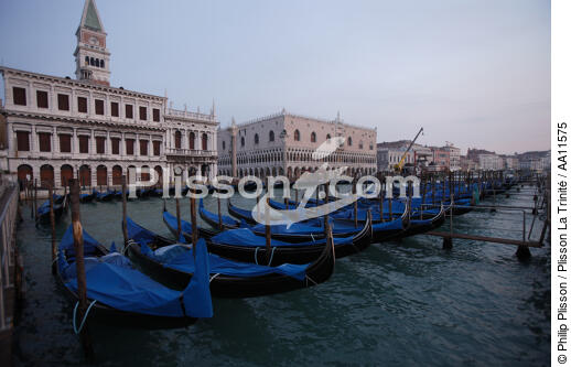 Gondoles devant le Palais des Doges à Venise. - © Philip Plisson / Plisson La Trinité / AA11575 - Nos reportages photos - Gondole