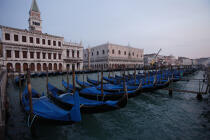 Gondoles devant le Palais des Doges à Venise. © Philip Plisson / Plisson La Trinité / AA11575 - Nos reportages photos - Venise sous tous les angles