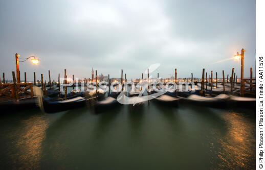 Gondoles à Venise. - © Philip Plisson / Plisson La Trinité / AA11576 - Nos reportages photos - Venise sous tous les angles