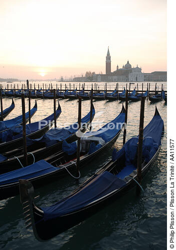 Gondoles à Venise. - © Philip Plisson / Plisson La Trinité / AA11577 - Nos reportages photos - Venise sous tous les angles