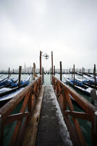 Gondoles sous la neige. © Philip Plisson / Plisson La Trinité / AA11581 - Nos reportages photos - Venise sous tous les angles