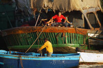 Pêcheurs marocains à Essaouira. © Philip Plisson / Plisson La Trinité / AA11624 - Nos reportages photos - Pêcheur