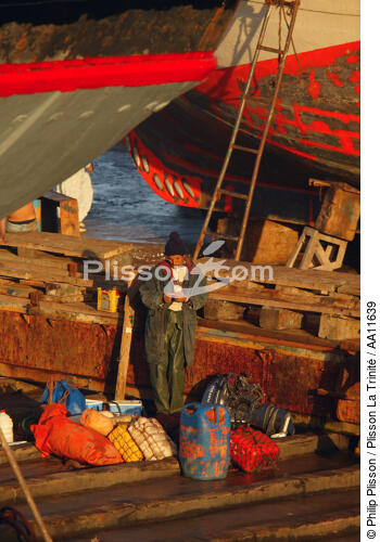 Pêcheur marocain à Essaouira. - © Philip Plisson / Plisson La Trinité / AA11639 - Nos reportages photos - Ville [Maroc]