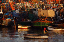 Bateau de pêche à Essaouira. © Philip Plisson / Plisson La Trinité / AA11643 - Nos reportages photos - Crépuscule
