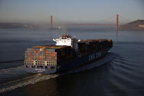Porte-conteneurs dans la baie de San-Francisco. © Philip Plisson / Plisson La Trinité / AA11660 - Nos reportages photos - Le CMA CGM Marco Polo