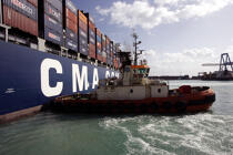 Porte-conteneurs à Malte. © Philip Plisson / Plisson La Trinité / AA11667 - Nos reportages photos - Le CMA CGM Marco Polo