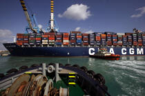 Container ships In Malta. © Philip Plisson / Plisson La Trinité / AA11670 - Photo Galleries - Sky