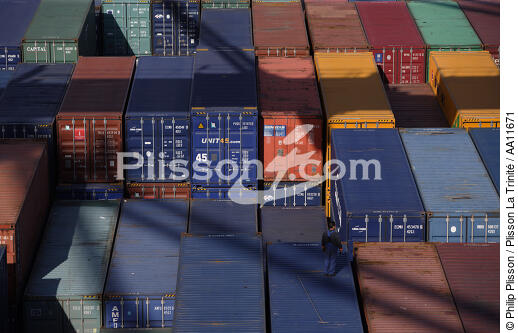 Porte-conteneurs à Malte. - © Philip Plisson / Plisson La Trinité / AA11671 - Nos reportages photos - Le CMA CGM Marco Polo