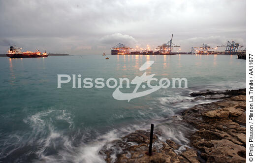 Porte-conteneurs à Malte. - © Philip Plisson / Plisson La Trinité / AA11677 - Nos reportages photos - Le CMA CGM Marco Polo