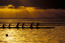 Pirogue à Tahiti. © Philip Plisson / Plisson La Trinité / AA11931 - Nos reportages photos - Homme