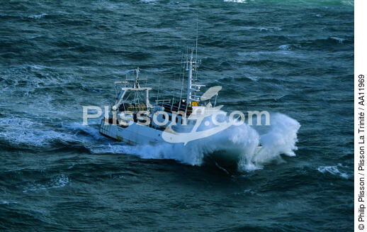 Fishing boat. - © Philip Plisson / Plisson La Trinité / AA11969 - Photo Galleries - Foaming
