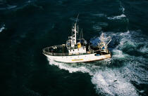 Ifremer boat. © Philip Plisson / Plisson La Trinité / AA11970 - Photo Galleries - Heavy swell