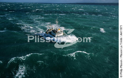 Bateau de pêche. - © Philip Plisson / Plisson La Trinité / AA11971 - Nos reportages photos - Houle