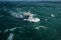Fishing boat. © Philip Plisson / Plisson La Trinité / AA11971 - Photo Galleries - Heavy swell