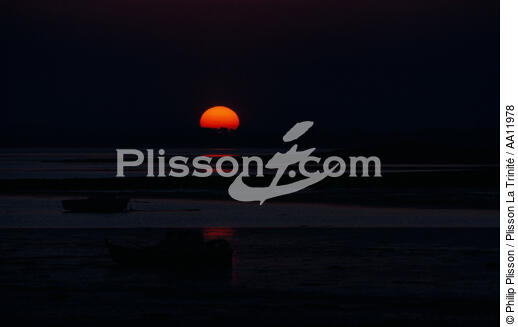 Coucher de soleil. - © Philip Plisson / Plisson La Trinité / AA11978 - Nos reportages photos - Crépuscule
