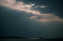 Pleine lune. © Philip Plisson / Plisson La Trinité / AA11980 - Nos reportages photos - Ciel gris