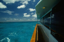Walk at sea. © Philip Plisson / Plisson La Trinité / AA11981 - Photo Galleries - Blue sky