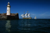 Le HMS Rose sur les côtes de l' Ile de Man. © Philip Plisson / Plisson La Trinité / AA11982 - Nos reportages photos - Ciel bleu