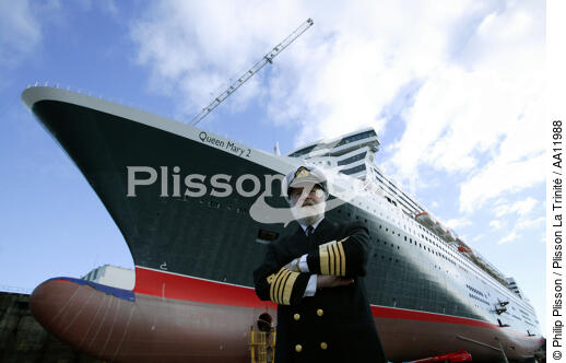 Le Capitaine Ron Warwick devant le Queen Mary 2. - © Philip Plisson / Plisson La Trinité / AA11988 - Nos reportages photos - Ciel bleu