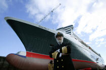 The Captain Ron Warwick front of the Queen Mary 2. © Philip Plisson / Plisson La Trinité / AA11988 - Photo Galleries - Blue sky