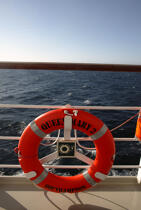 Bouée de sauvetage du Queen Mary 2. © Philip Plisson / Plisson La Trinité / AA12002 - Nos reportages photos - Bouée de sauvetage