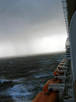 Le Queen Mary 2 dans la tempête. © Philip Plisson / Plisson La Trinité / AA12004 - Nos reportages photos - La Grande Croisière