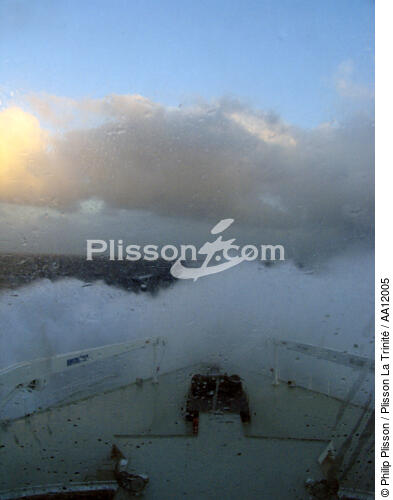 Le Queen Mary 2 dans la tempête. - © Philip Plisson / Plisson La Trinité / AA12005 - Nos reportages photos - La Grande Croisière
