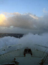 Le Queen Mary 2 dans la tempête. © Philip Plisson / Plisson La Trinité / AA12005 - Nos reportages photos - Nuage
