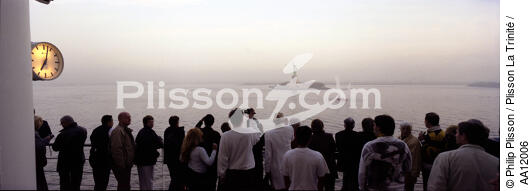 Arrivée du Queen Mary 2 à New York, le 22 avril 2004. - © Philip Plisson / Plisson La Trinité / AA12006 - Nos reportages photos - Aube