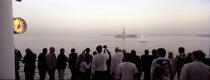 Arrivée du Queen Mary 2 à New York, le 22 avril 2004. © Philip Plisson / Plisson La Trinité / AA12006 - Nos reportages photos - Aube