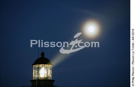 The Carteret lighthouse by night. - © Philip Plisson / Plisson La Trinité / AA12016 - Photo Galleries - Moon
