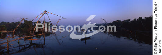 Square net fishing in Cochin. - © Philip Plisson / Plisson La Trinité / AA12059 - Photo Galleries - Town [Kerala]