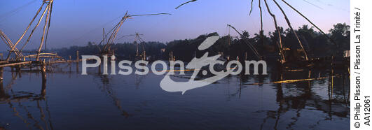 Square net fishing in Cochin. - © Philip Plisson / Plisson La Trinité / AA12061 - Photo Galleries - Square fishing net