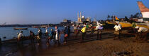 Pêcheurs sur une plage de Kovalam en Inde. © Philip Plisson / Plisson La Trinité / AA12067 - Nos reportages photos - Homme
