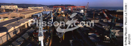 Chantier maritime Hyundai à Ulsan. - © Philip Plisson / Plisson La Trinité / AA12101 - Nos reportages photos - Chantier Hyundai, le plus grand chantier maritime du monde.