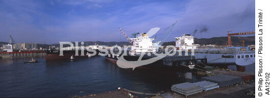 Chantier maritime Hyundai à Ulsan. - © Philip Plisson / Plisson La Trinité / AA12102 - Nos reportages photos - Chantier Hyundai, le plus grand chantier maritime du monde.