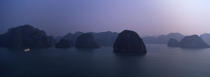 L'Emeraude dans la Baie d' Along au Vietnam. © Philip Plisson / Plisson La Trinité / AA12112 - Nos reportages photos - Aube