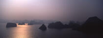 La Baie d' Along au Vietnam. © Philip Plisson / Plisson La Trinité / AA12118 - Nos reportages photos - Aube