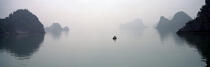 La Baie d'Along dans la brume. © Philip Plisson / Plisson La Trinité / AA12127 - Nos reportages photos - La Baie d'Along, Vietnam