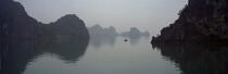 La Baie d'Along dans la brume. © Philip Plisson / Plisson La Trinité / AA12128 - Nos reportages photos - La Baie d'Along, Vietnam
