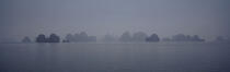 La Baie d'Along dans la brume. © Philip Plisson / Plisson La Trinité / AA12129 - Nos reportages photos - Mer calme