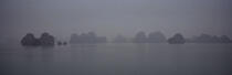 La Baie d'Along dans la brume. © Philip Plisson / Plisson La Trinité / AA12130 - Nos reportages photos - Site [Vietnam]