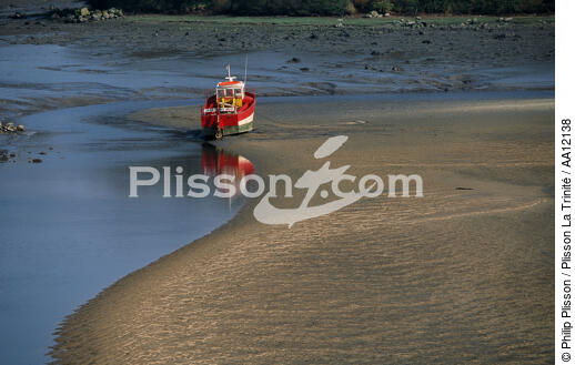 Low tide in Aberwrach. - © Philip Plisson / Plisson La Trinité / AA12138 - Photo Galleries - Low tide