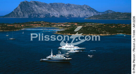 Mouillage en Sardaigne. - © Philip Plisson / Plisson La Trinité / AA12236 - Nos reportages photos - Motor-yacht