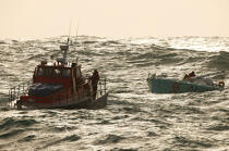 Towing a 60 foot by Conquet lifeboat. © Philip Plisson / Plisson La Trinité / AA12242 - Photo Galleries - Lifeboat society