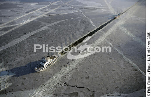 Brise glace en mer baltique. - © Philip Plisson / Plisson La Trinité / AA12285 - Nos reportages photos - Mer Baltique