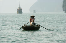 Boat in Along bay. © Philip Plisson / Plisson La Trinité / AA12307 - Photo Galleries - Along Bay, Vietnam