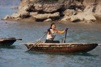 Barque dans la baie d'Along. © Philip Plisson / Plisson La Trinité / AA12308 - Nos reportages photos - Femme